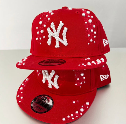 Cappello rosso con perle